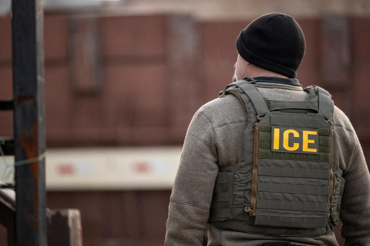 An Immigration and Customs Enforcement agent takes part in a raid in Chicago in January. (Christopher Dilts / Bloomberg / Getty Images)